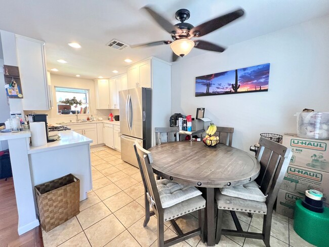 Building Photo - Quiet Long Beach 3BD/2BA Home w/ Pool, Laundry Hookups, & Garage