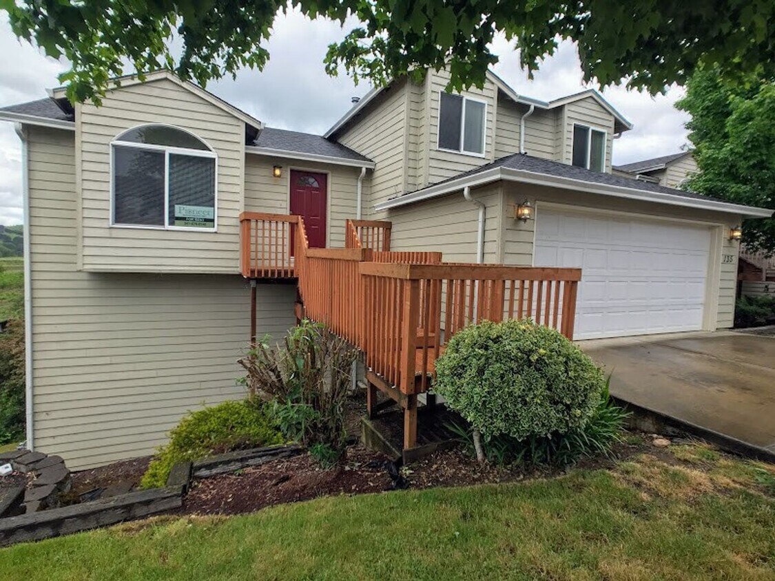 5 br, 3.5 bath House 135 SE Lebleu Ln House Rental in Winston, OR