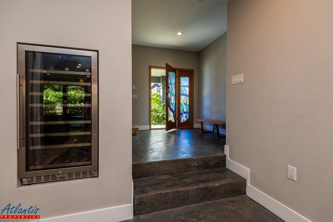 Building Photo - Desirable Home | Oceans Views | Close To B...