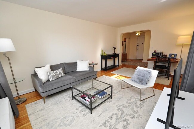 Building Photo - 142 Garth Rd