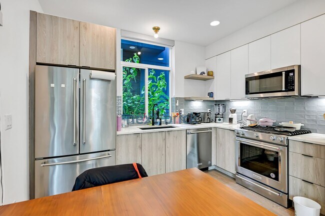 Foto del edificio - 2 BED & 2 BATH TOWNHOUSE FOR RENT