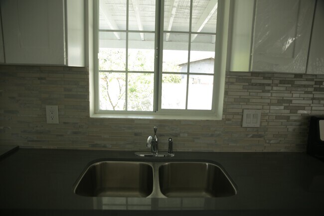 Building Photo - 2647 Roseview Ave
