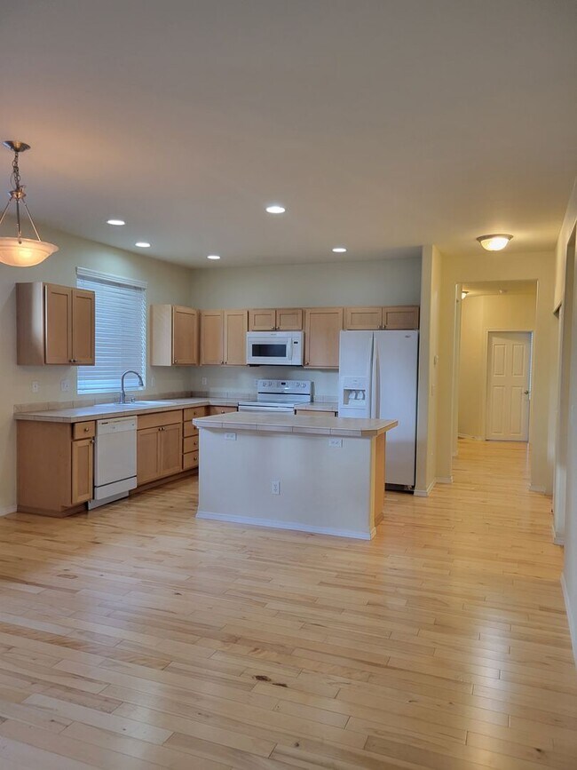 Building Photo - Beautiful 3 bedroom Rambler in perfect location