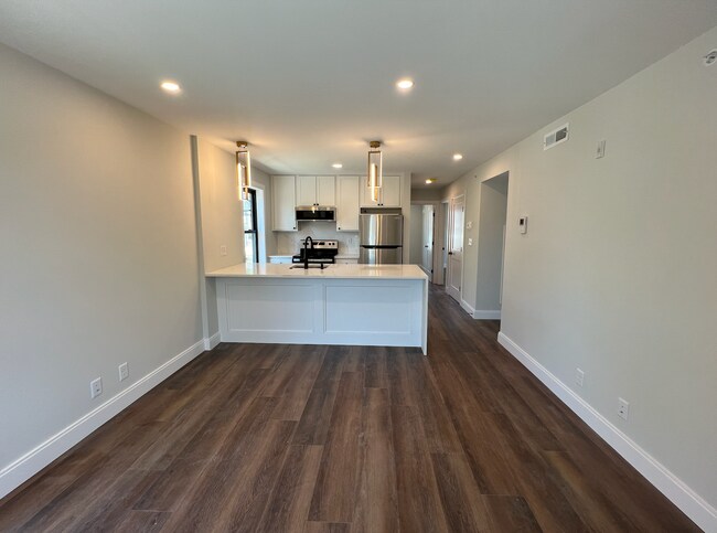 Building Photo - 35 Hunnewell Ave
