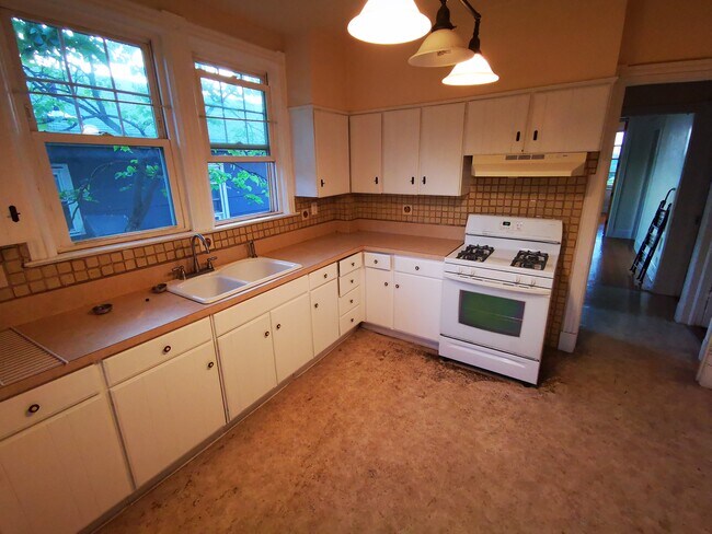 Building Photo - 348 Castleton Ave