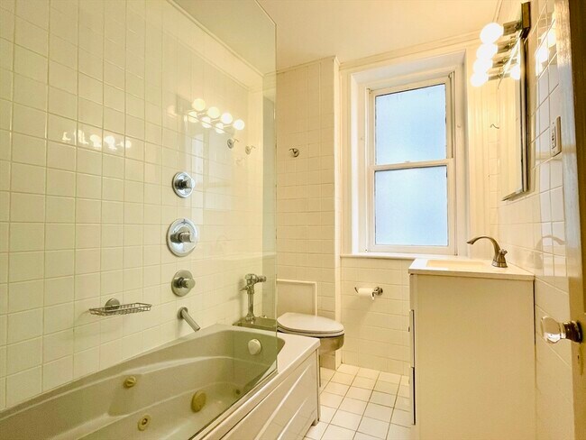 Foto del edificio - 1081 Beacon St