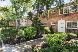 Eagle Rock Apartments at Carle Place photo'