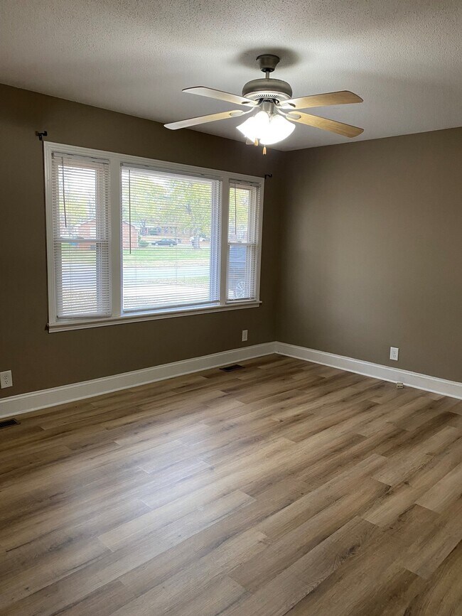 Foto del edificio - "Charming 3-Bedroom Home on Dave Drive: Cozy Comfort with Modern Convenience!"