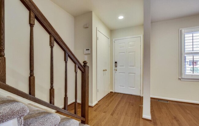 Foto del edificio - Fabulous 3BR/3.5BA Potomac Townhome, in In...