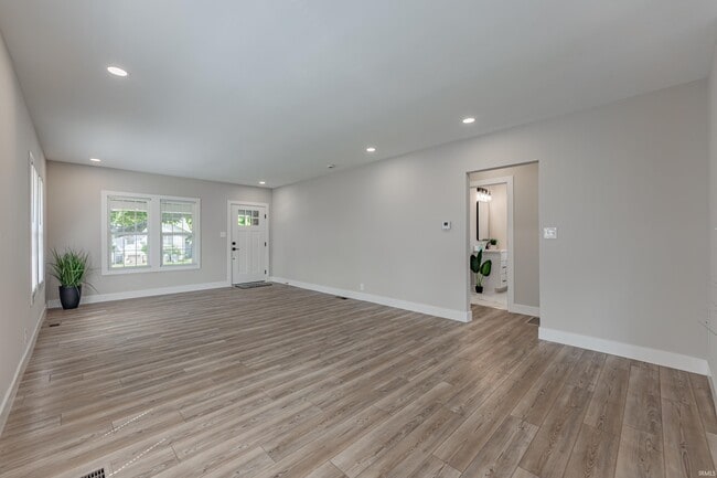 Building Photo - 808 S Cullen Ave
