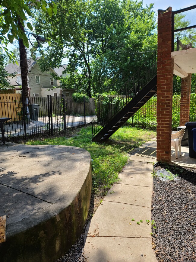 Back Patio/Yard - 351 Parkland Pl SE