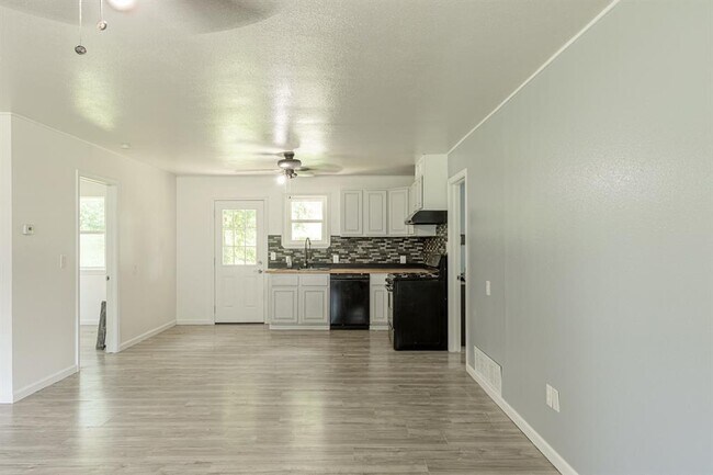 Foto del edificio - 124 W Brule St