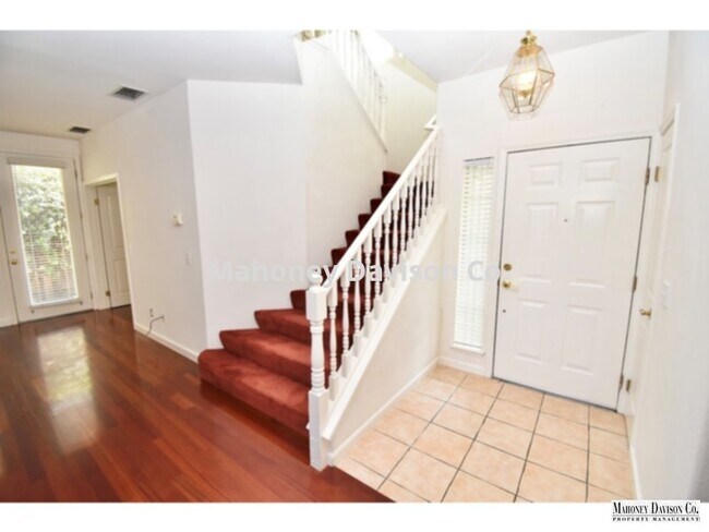 Building Photo - 3 bdrm/3 baths, 1220 sf, 2-car gar, cherry...