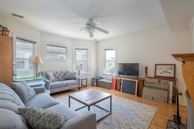 Foto del edificio - 54 Franklin Pl