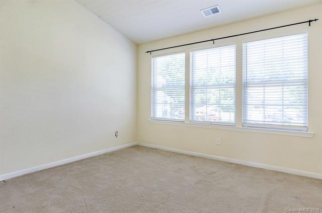 Foto del edificio - "Charming 3-Bed Oasis with Granite Accents & Pool Retreat in Belmont!"