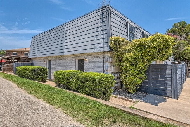Building Photo - 2808 Skyway Cir