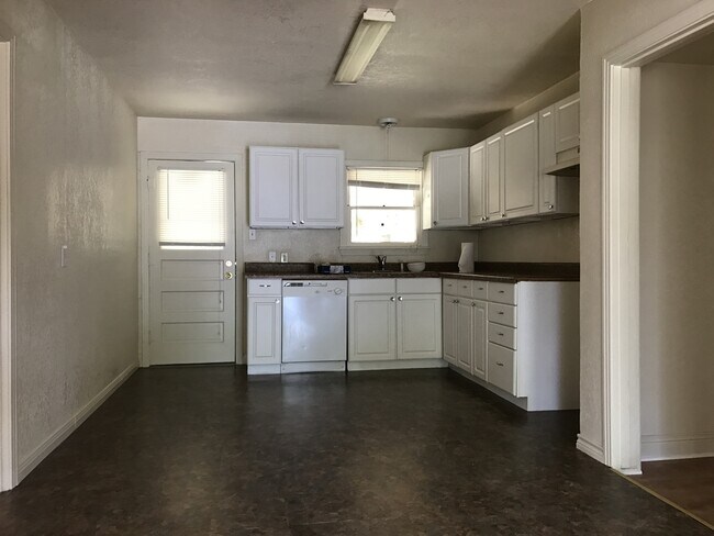Building Photo - 2113 Richter Ave