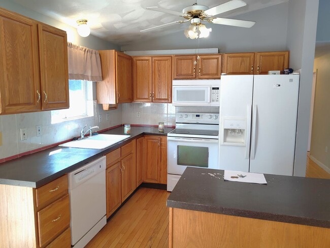 Building Photo - ****Cranston West/Stonehill - Single Famil...