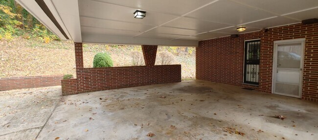 Foto del edificio - 4 Bedroom Red Bank Home!