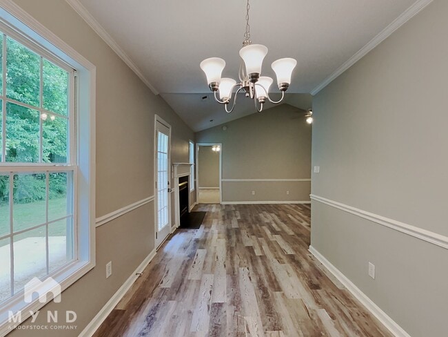 Foto del edificio - 2443 Hawk Ridge Dr