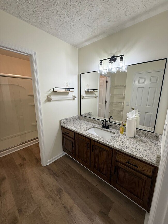 Foto del edificio - 3 Bed 2 Bath Home near Luther Lake