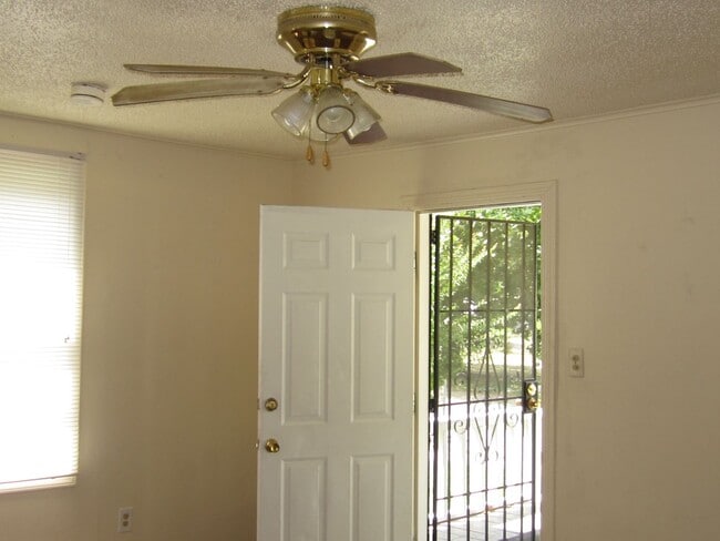 Building Photo - zillow