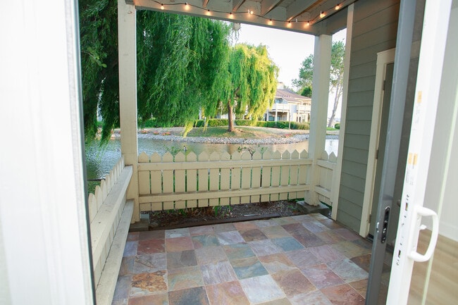 Building Photo - 151 Shoreline Ct