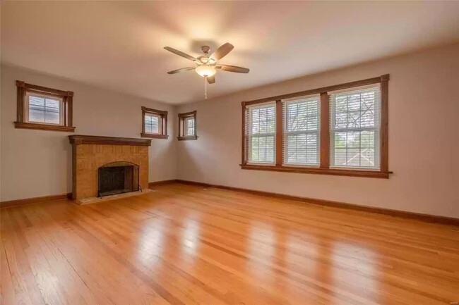 Living room - 5871 Loran Ave