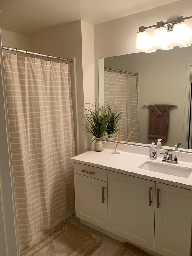 Master Bedroom #1 Private Bathroom - 341 Magnet