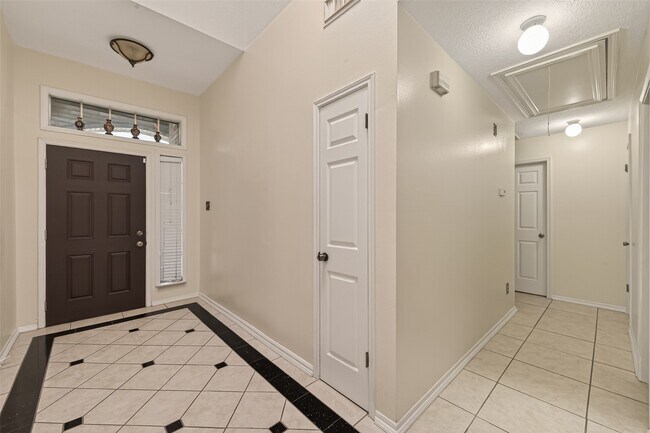 Foto del edificio - 8203 Paddington Pl Dr