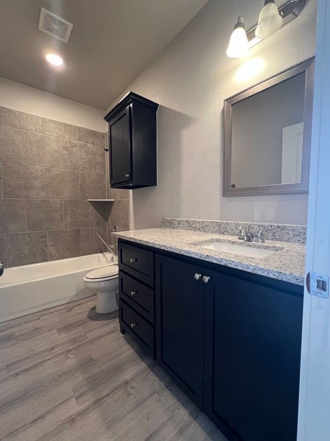 Building Photo - 120 Glenhaven