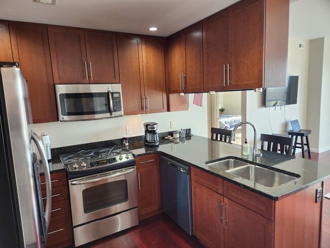 Kitchen - 3200 Farnam Ct