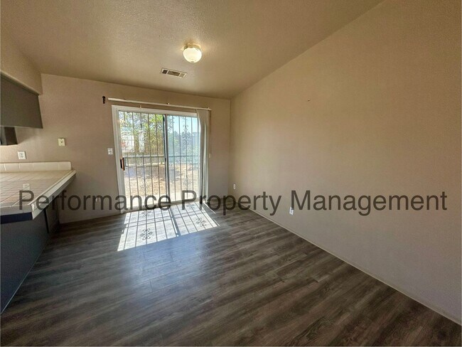 Building Photo - 3 Bed/2 Bath Home in Delano with Solar and...