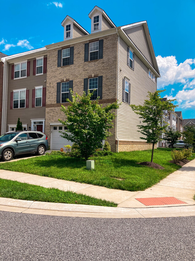 Three-level extra-wide end-of-row corner townhome The Preserve at Windlass Run 2416 square feet! - 1031 Ramble Run Rd