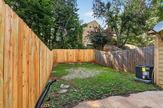 Building Photo - 1055 Westfield Trace