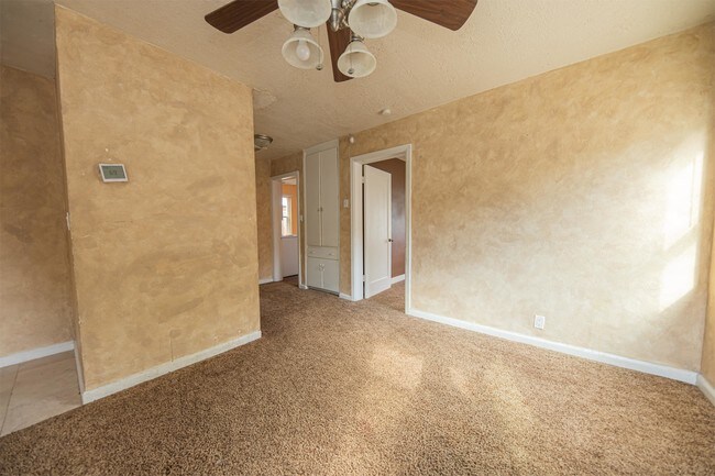Building Photo - 1068 Crescent Dr