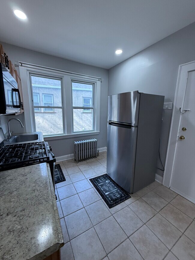 Foto del edificio - 562 N Maple Ave
