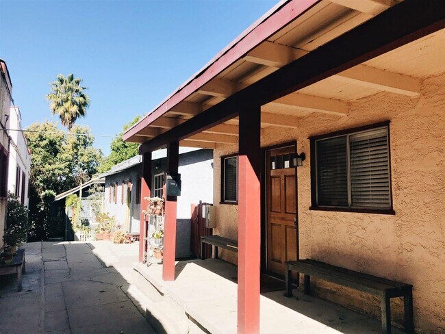 Foto del edificio - 1163-65 Hyperion Ave