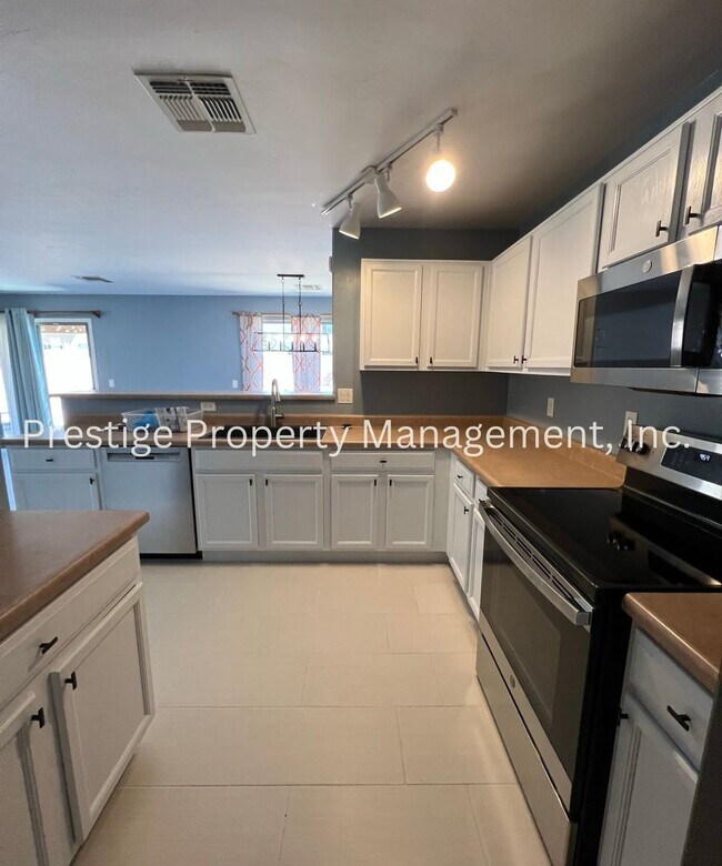 Building Photo - 4BR/2.5BA Nestled in the Heart of Los Arroyos!!