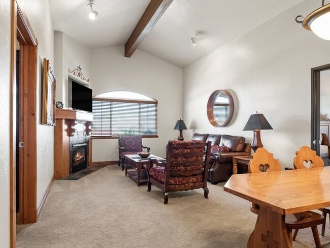 Building Photo - Villa 3073 1 Bed 1 Bath Full Kitchen New