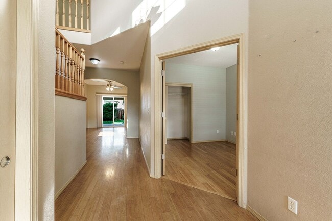 Building Photo - $500 Move In Special  4 Bedroom 2.5 Bath N...