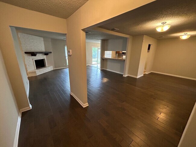 Building Photo - AVAILABLE NOW! 3 Bedroom / 2 Bath Home In ...