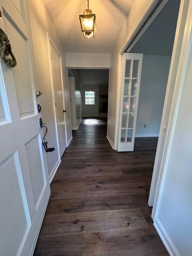 Building Photo - Beautiful 3 bedroom 2 bathroom home!