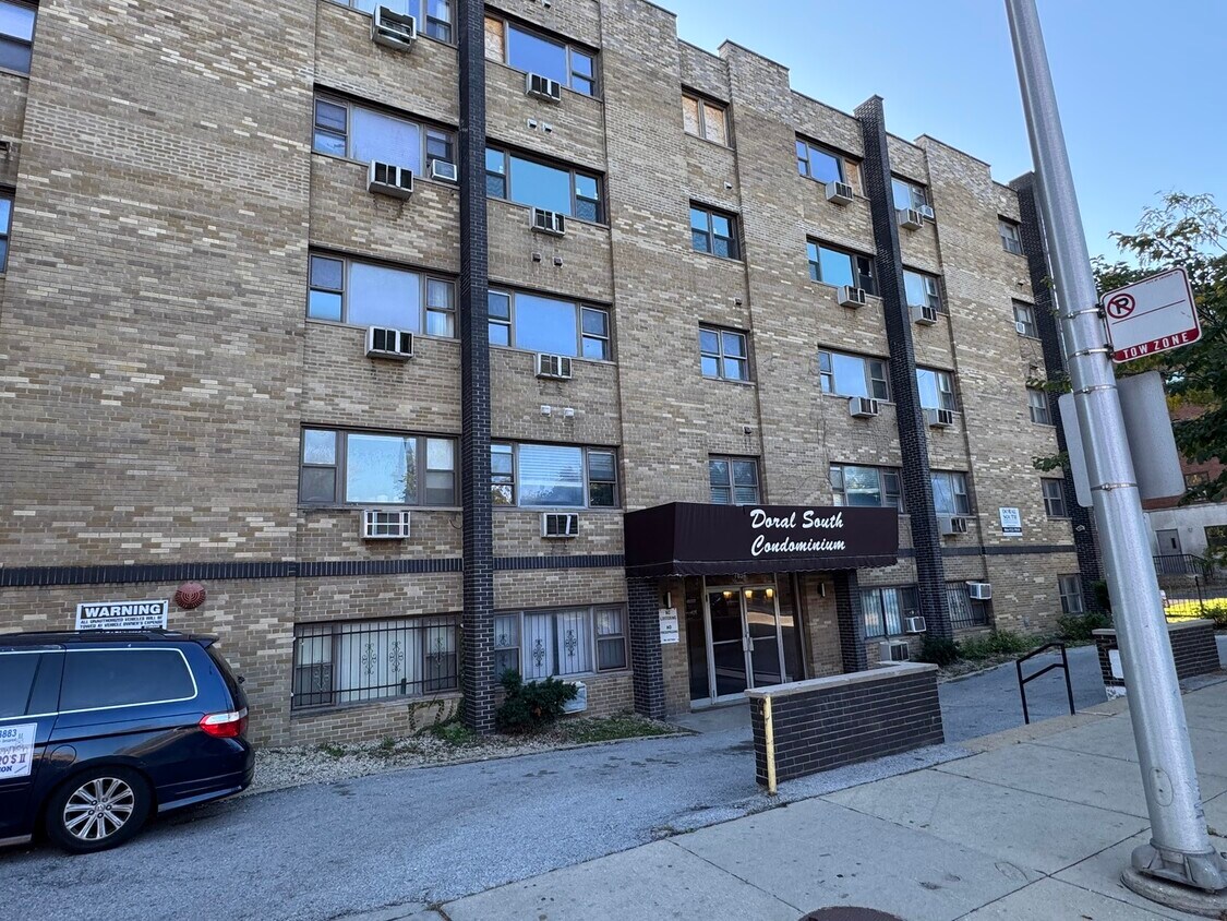 Foto principal - 7854 S South Shore Dr