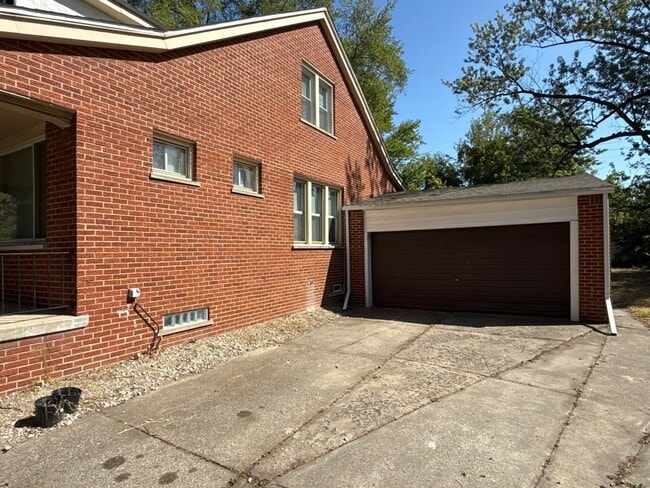 Foto del edificio - Fully Renovated 5-Bedroom Home – Move-In R...