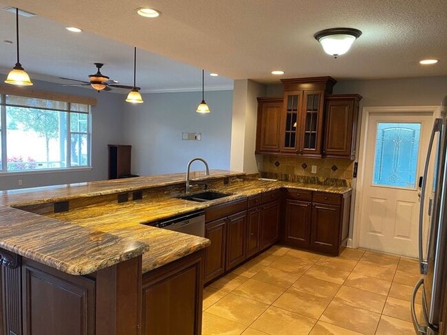 Building Photo - Charming Lakefront Home on Lake Bass in Or...