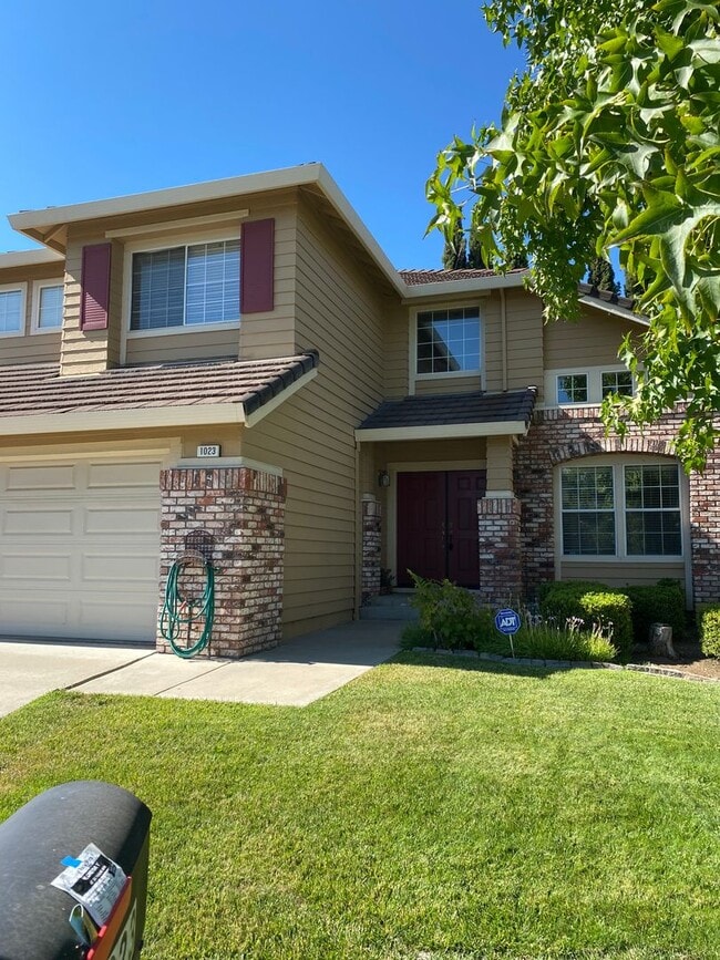 Building Photo - Beautiful Two-Story Home in highly desirab...
