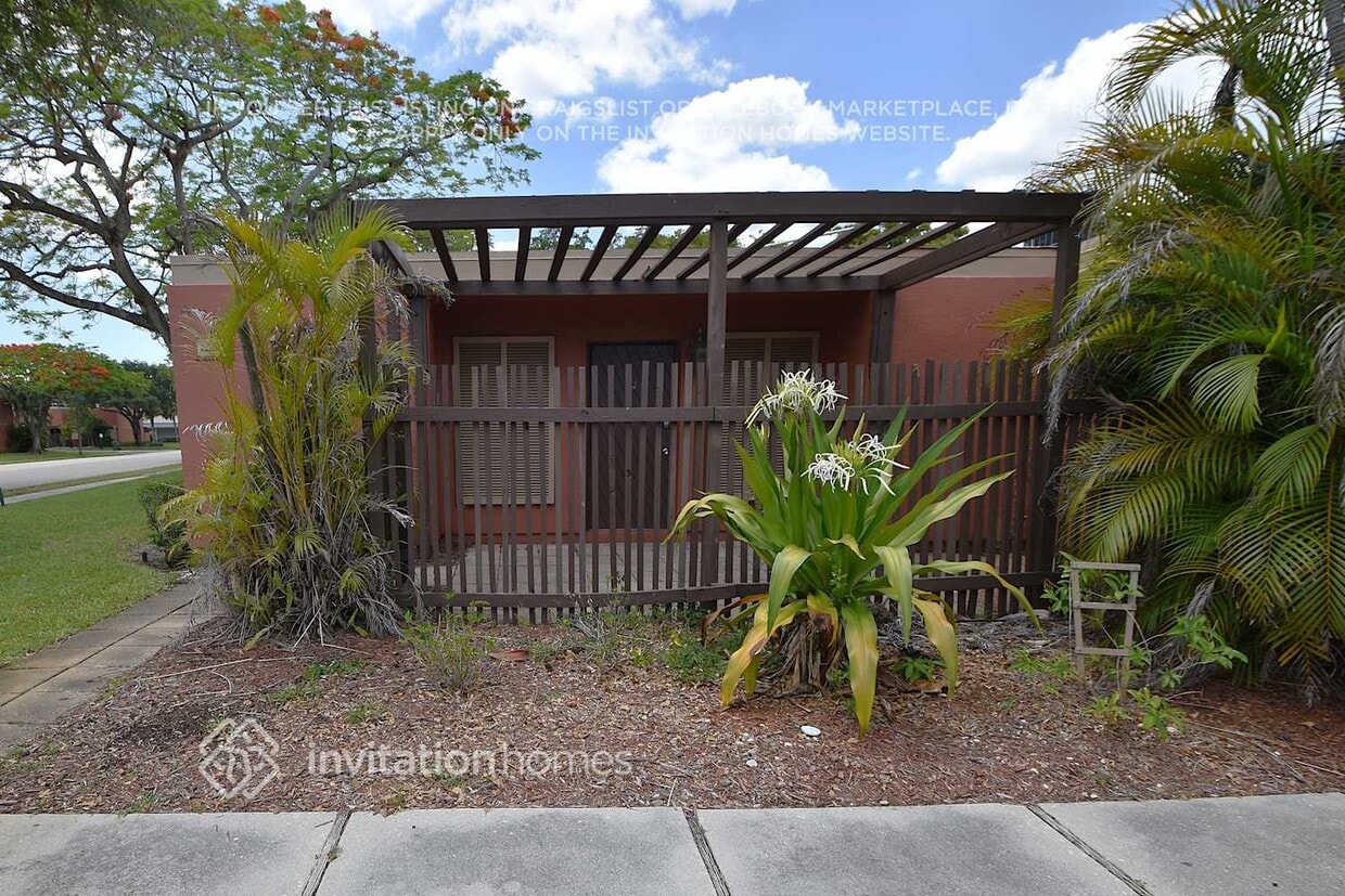 Primary Photo - 1500 Hammock Ln