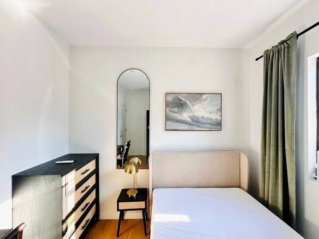 Foto del edificio - Furnished room/NOT APARTMENT