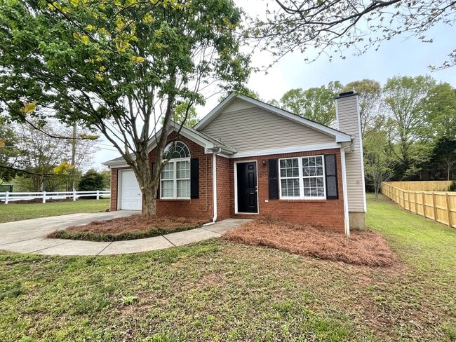 Photo - Newly Renovated 3br in East Athens, Availa... House